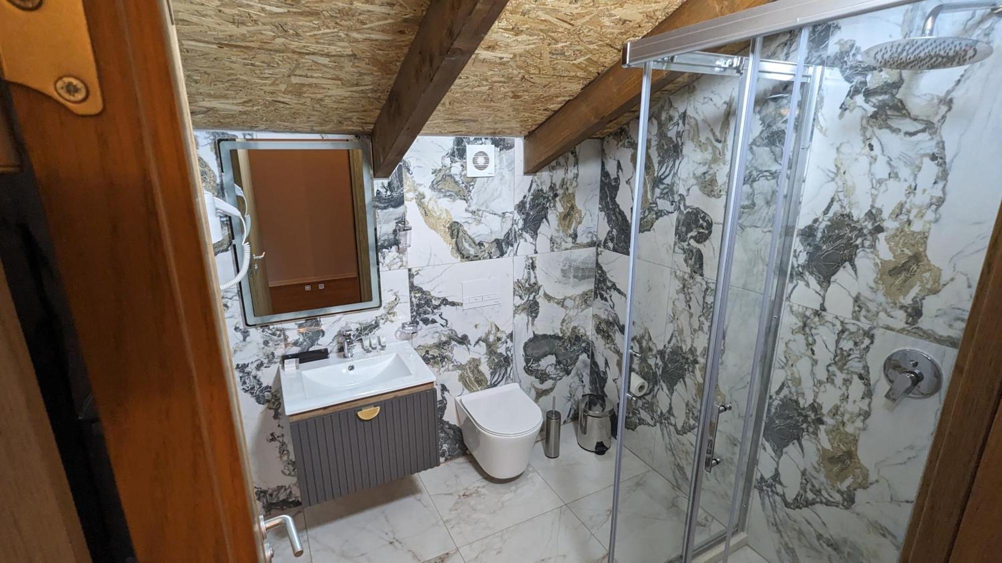 Gle-alb Agrotourism Hotel 4*